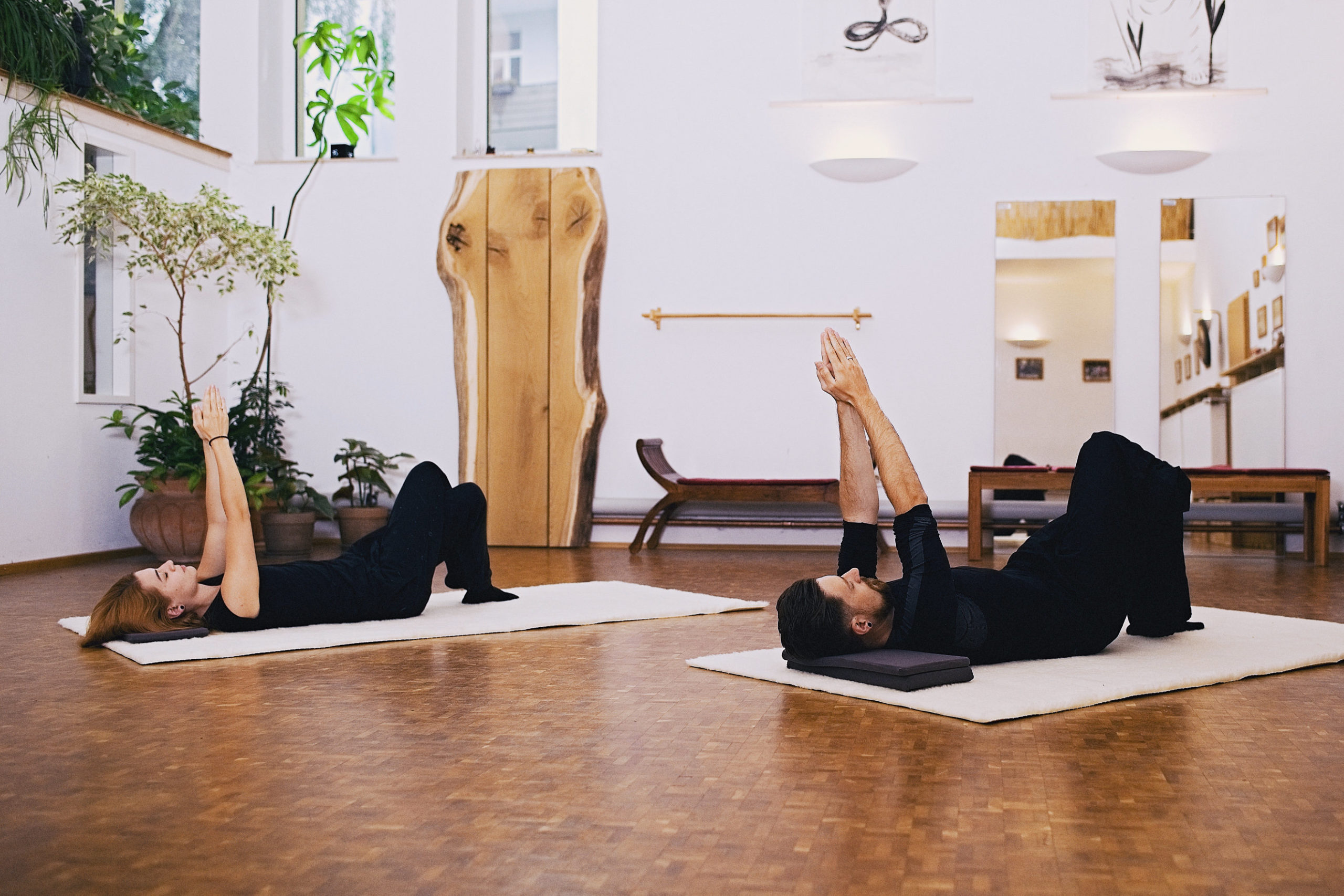 Feldenkrais Hannover - Eine Frau und ein Mann in Rückenlage bei der Feldenkrais Stunde "Koordinieren der Flexoren und Extensoren" in Hannover